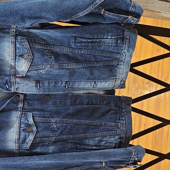 Levi's Classic Blue Denim Jacket - Picture 2 of 4